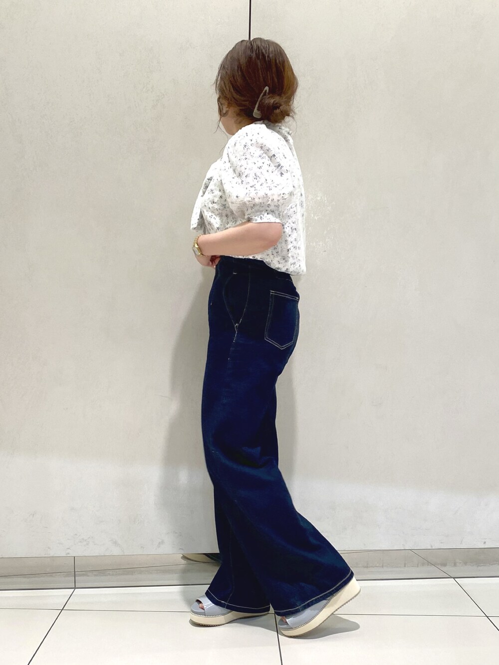 ホワイト系のシャツ/ブラウス、ブルー系のデニムパンツ、グレー系のサンダルを着用したレディースの春コーディネートの2枚目の写真