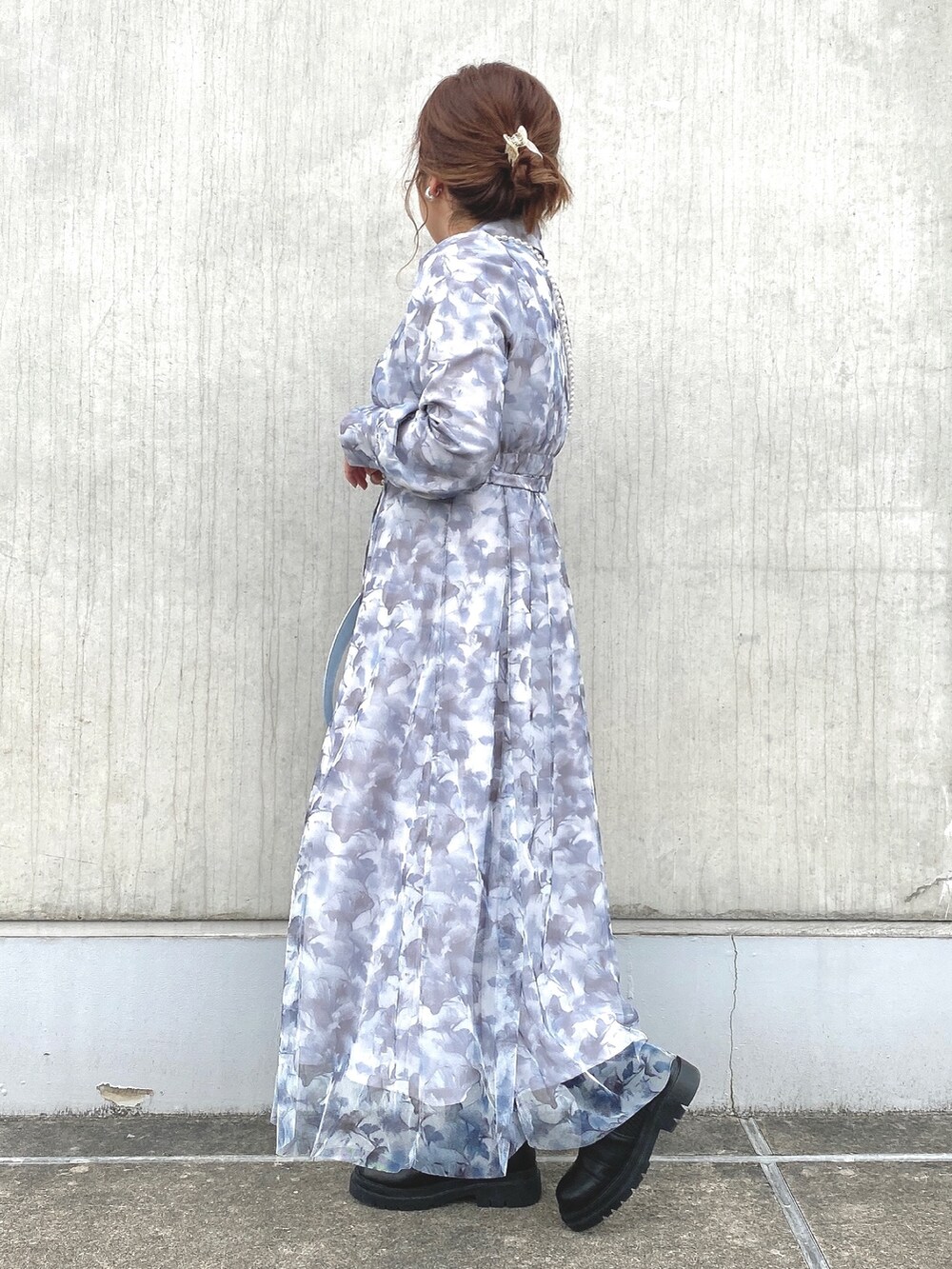 グレー系のワンピース、ブラック系のブーツ、ブルー系のその他雑貨を着用したレディースの秋コーディネートの2枚目の写真