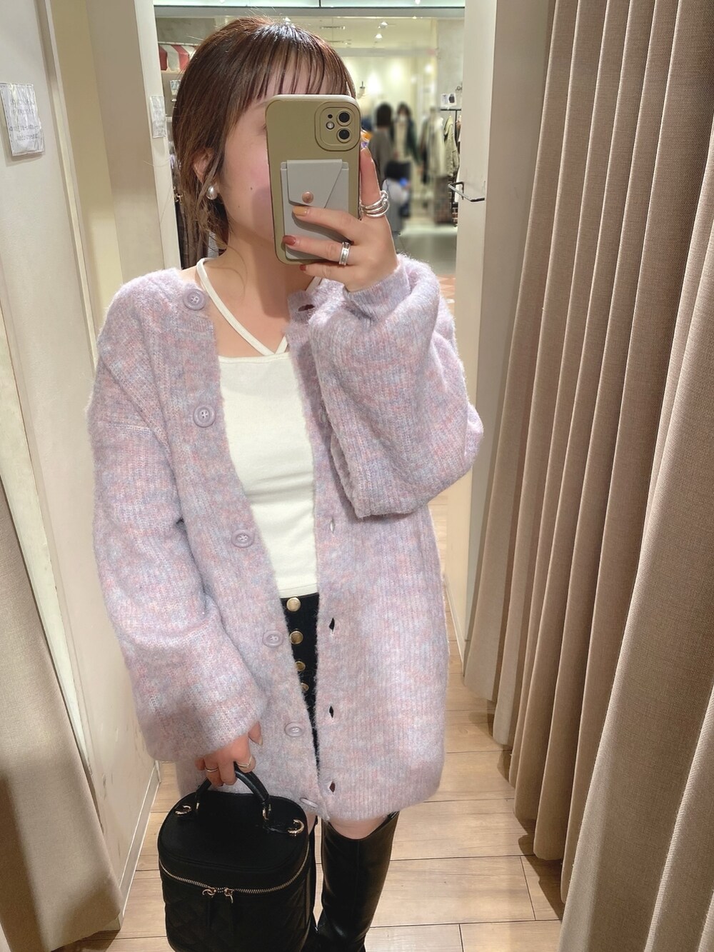 パープル系のカーディガン/ボレロ、ホワイト系のTシャツ/カットソー、ブラック系のその他パンツを着用したレディースの秋コーディネートの2枚目の写真