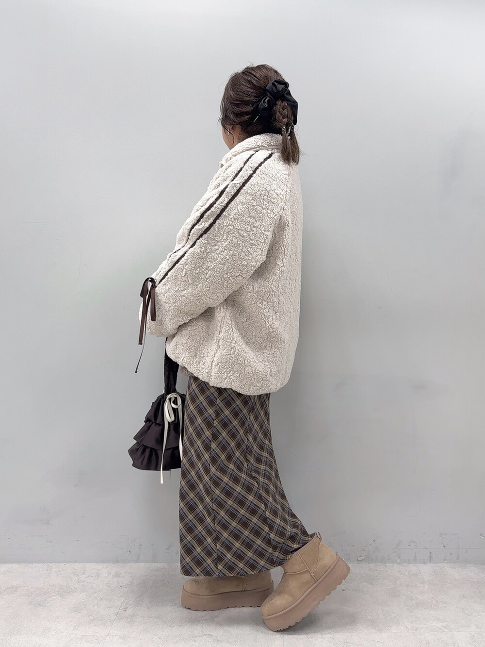 ベージュ系のブルゾン、ブラウン系のスカート、ベージュ系のその他シューズを着用したレディースの秋コーディネートの2枚目の写真