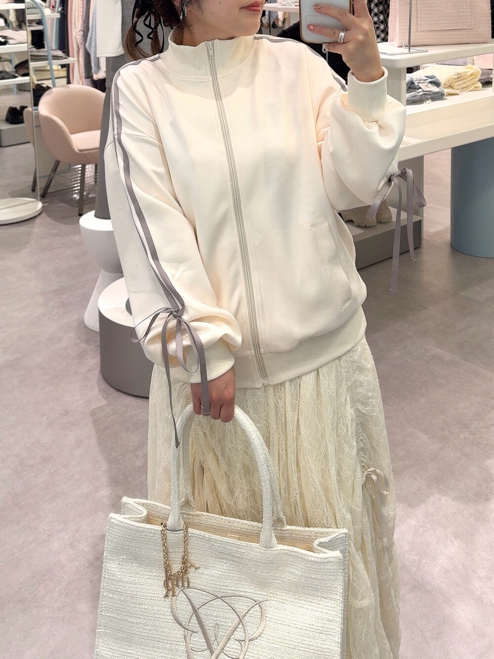 「オリーブ デ オリーブ(OLIVE des OLIVE)、OLIVE des OLIVE、トラックジャケット、秋コーデ、お出かけコーデ、スポーツミックス、ブーツ、ショートブーツ、ロンクスカート、レーススカート、トートバッグ、淡色コーデ、ホワイトコーデ、低身長、低身長コーデ」｜「OLIVE des OLIVEの袖リボントラックジャケット（ジャージ、ホワイト系）」を使った、ol_izmm_さん（レディース・153cm）の秋コーディネートの2枚目の写真