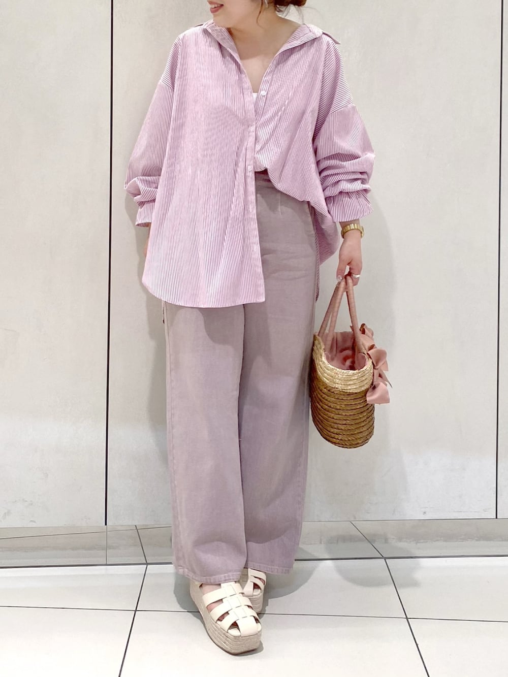 「OLIVE des OLIVE、オリーブ デ オリーブ(OLIVE des OLIVE)、春夏コーデ、春コーデ、シャツ、ストライプシャツ、ワイドパンツ、グルカサンダル、かごバッグ、ピンク、ピンクコーデ、ワントーンコーデ、低身長、低身長コーデ、カラー×コーデ」｜「OLIVE des OLIVEのスタイルアップデニムワイドパンツ（デニムパンツ、パープル系）」を使った、ol_izmm_さん（レディース・153cm）の春コーディネートの2枚目の写真