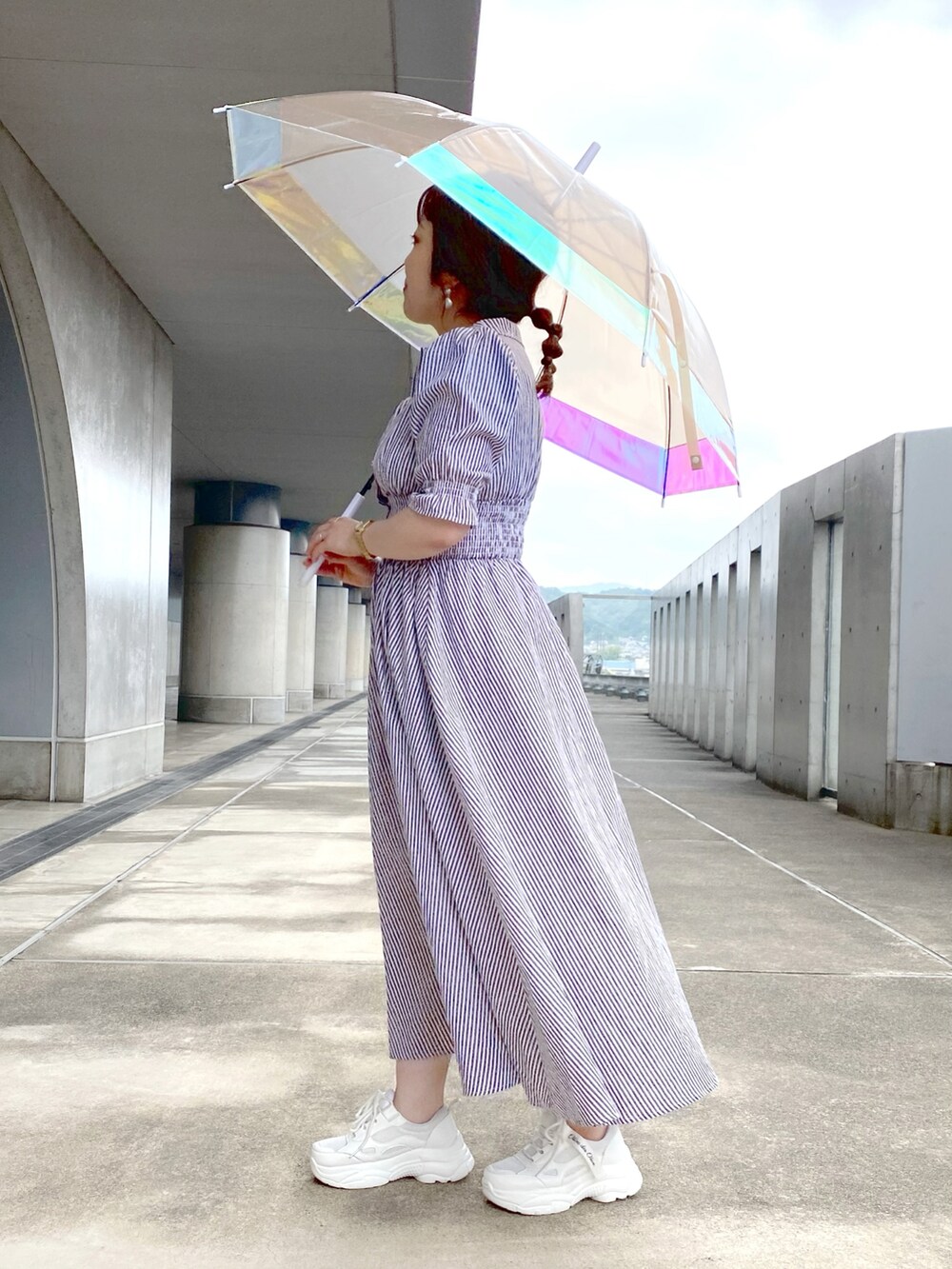 ブラウン系のワンピース、ホワイト系のスニーカーを着用したレディースの夏コーディネートの2枚目の写真