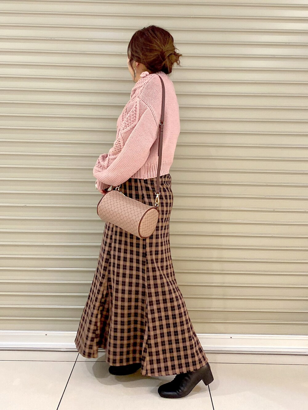 「OLIVE des OLIVE、オリーブ デ オリーブ(OLIVE des OLIVE)、オトナカジュアル、ケーブルニット、ショート丈トップス、マーメイドスカート、ロングスカート、ショートブーツ、ショルダーバッグ、低身長コーデ、低身長、低身長女子、ミニバッグ、ニットコーデ、ピンク」｜「OLIVE des OLIVEのポンポンtwinkleニット（ニット/セーター、ピンク系）」を使った、ol_izmm_さん（レディース・153cm）の冬コーディネートの2枚目の写真