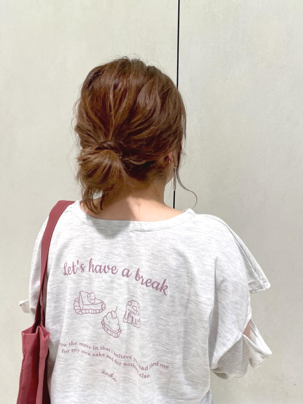 グレー系のTシャツ/カットソー、ホワイト系のスカート、ブラック系のブーツを着用したレディースの冬コーディネートの3枚目の写真