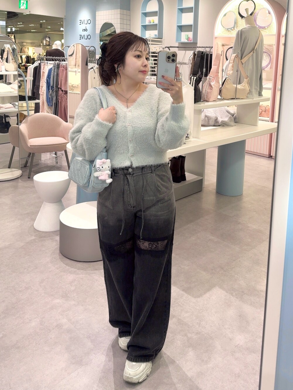 ブルー系のカーディガン/ボレロ、ブラック系のデニムパンツ、ブルー系のショルダーバッグを着用したレディースの秋コーディネートの2枚目の写真