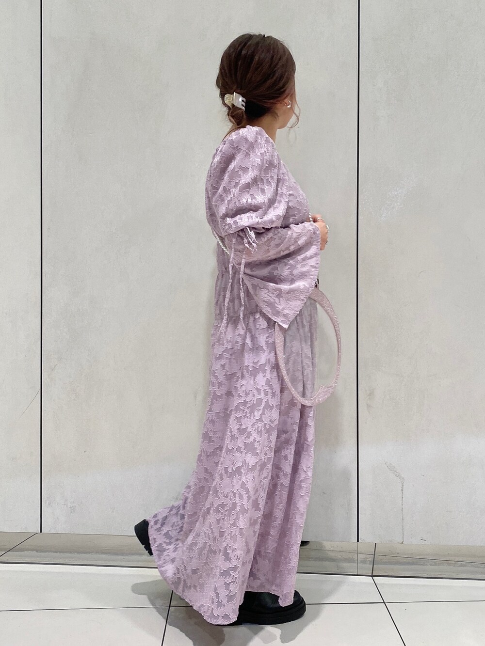 パープル系のワンピース、ブラック系のブーツ、ピンク系のその他雑貨を着用したレディースの冬コーディネートの2枚目の写真