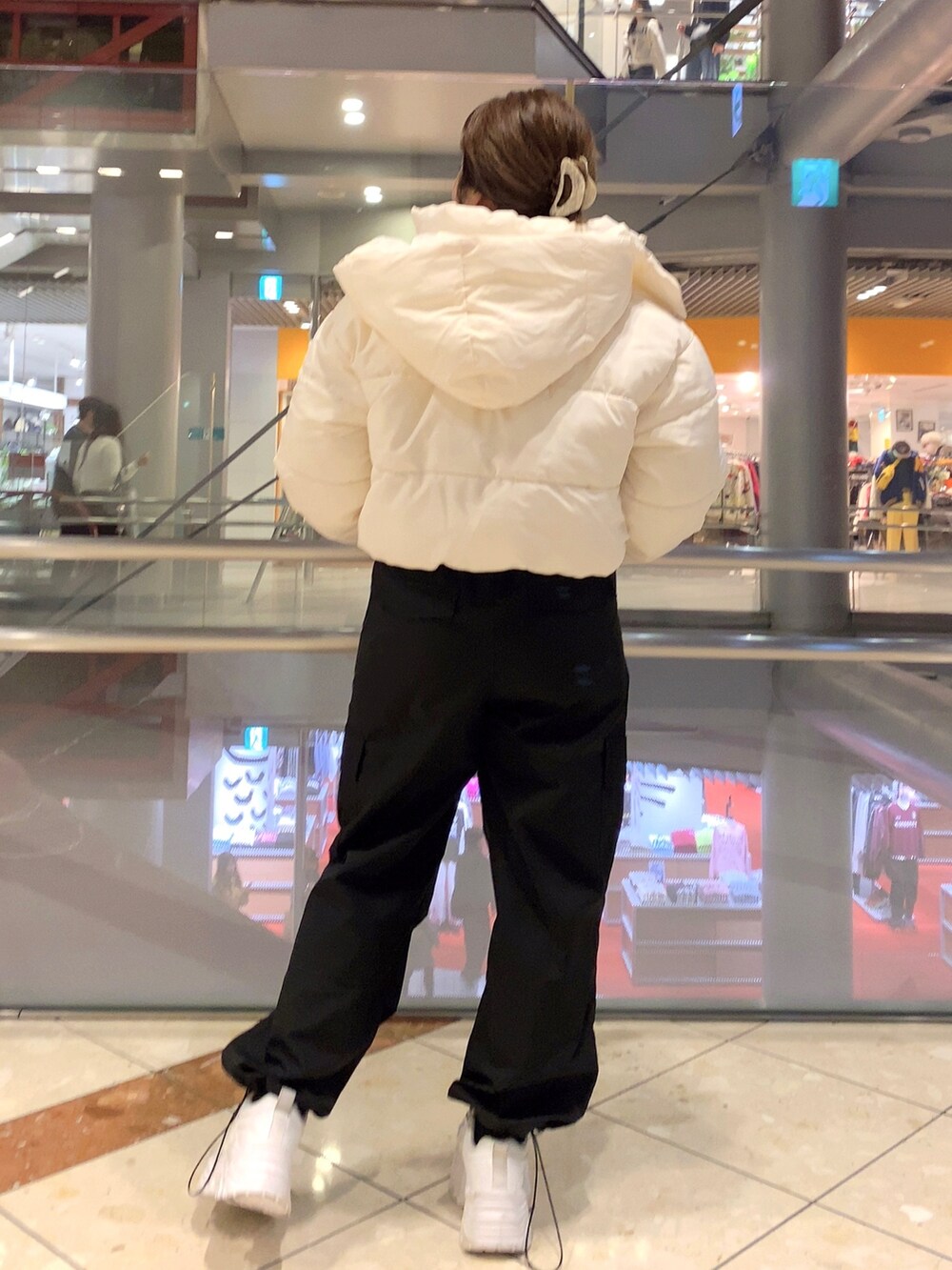 ホワイト系のスニーカー、その他の福袋/福箱を着用したレディースの秋コーディネートの3枚目の写真