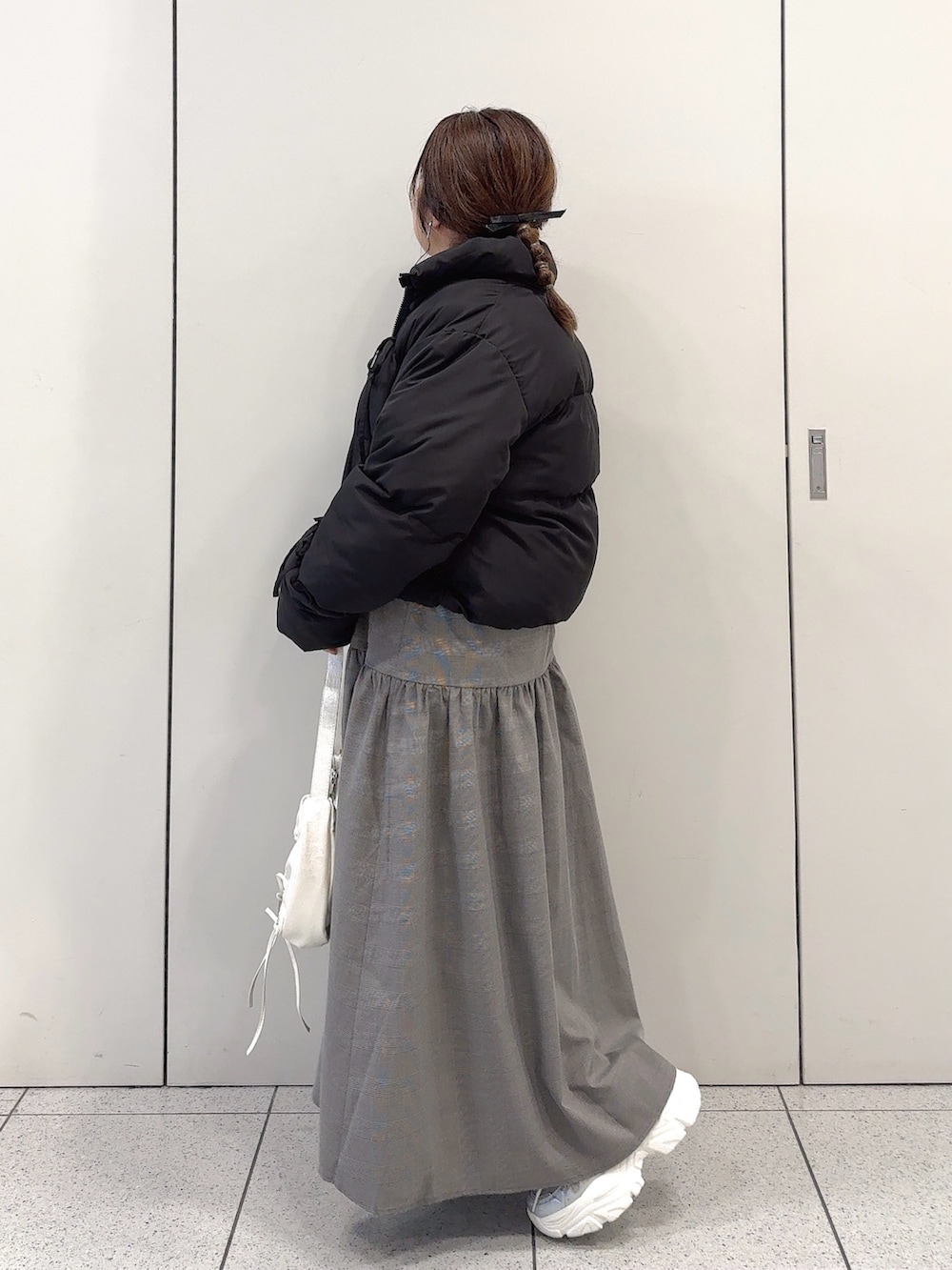 ブラック系のダウンジャケット/コート、その他のワンピース、ホワイト系のショルダーバッグを着用したレディースの秋コーディネートの3枚目の写真