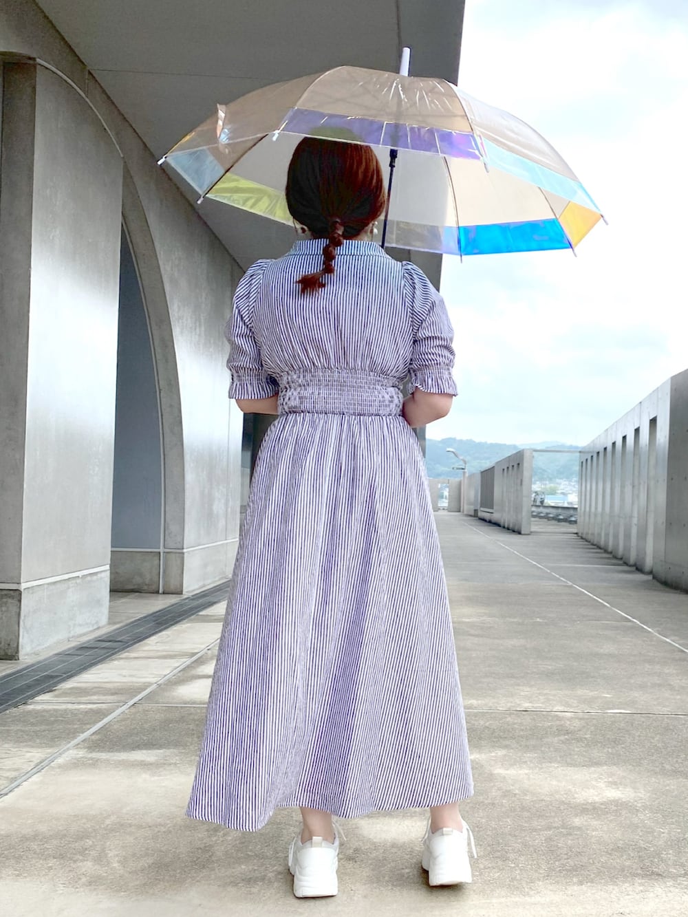 ブラウン系のワンピース、ホワイト系のスニーカーを着用したレディースの夏コーディネートの3枚目の写真