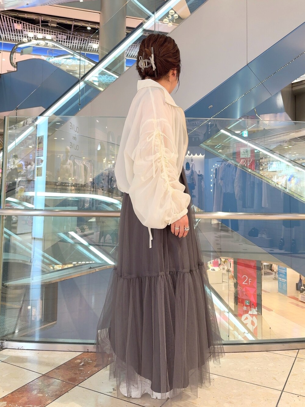「OLIVE des OLIVE、オリーブ デ オリーブ(OLIVE des OLIVE)、ワンピース、デニム、スニーカー、スニーカーコーデ、きれいめカジュアル、春夏コーデ、低身長コーデ、低身長、キャミワンピ、ブルゾン、モノトーン、ショルダーバッグ、骨格ストレート」｜「OLIVE des OLIVEのリボンドロストシアブルゾン　1041070120（ブルゾン、ホワイト系）」を使った、ol_izmm_さん（レディース・153cm）の春コーディネートの3枚目の写真