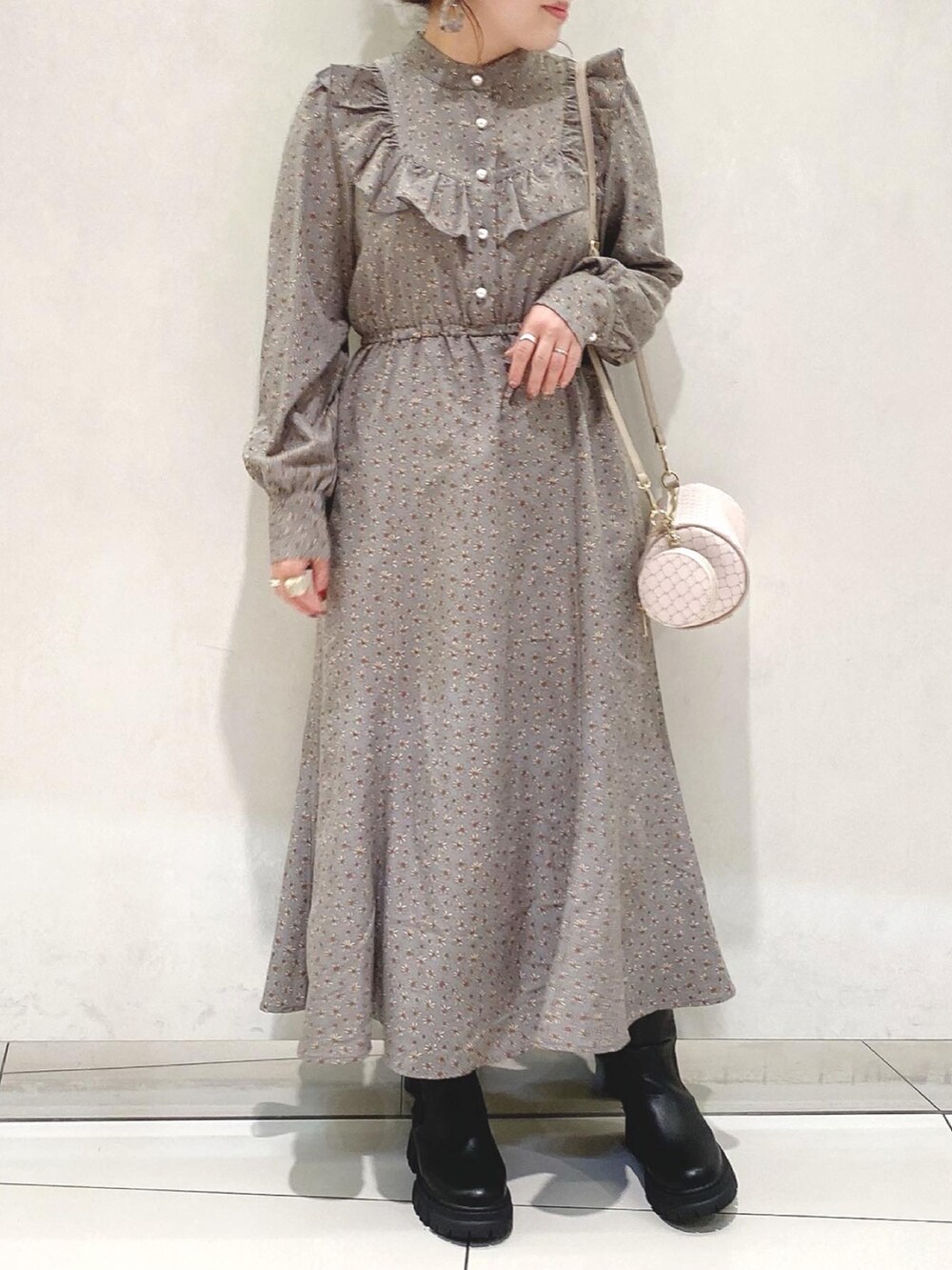 ブラウン系のブルゾン、ブルー系のワンピース、ホワイト系のショルダーバッグを着用したレディースの冬コーディネートの2枚目の写真