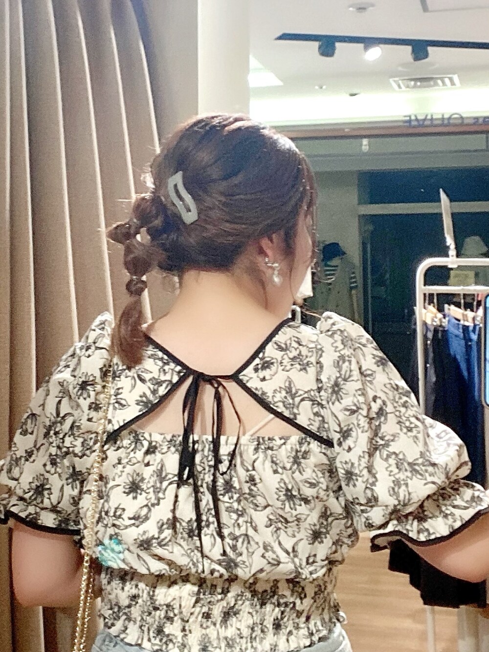 ホワイト系のシャツ/ブラウス、ブルー系のデニムパンツ、ブラック系のサンダルを着用したレディースの夏コーディネートの5枚目の写真