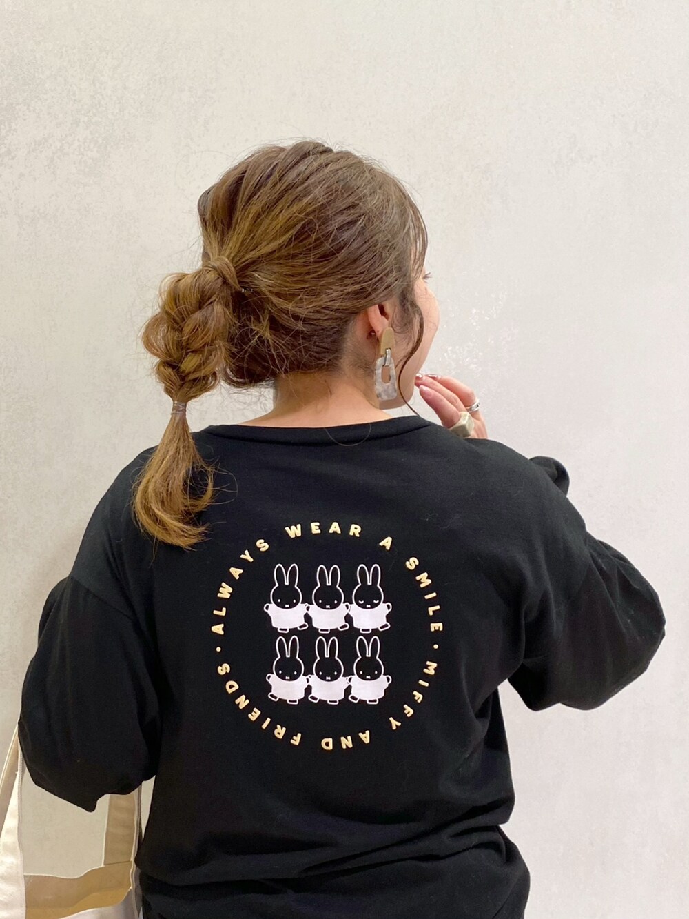 ブラック系のTシャツ/カットソー、ホワイト系のトートバッグ、ブラック系のブーツを着用したレディースの秋コーディネートの3枚目の写真