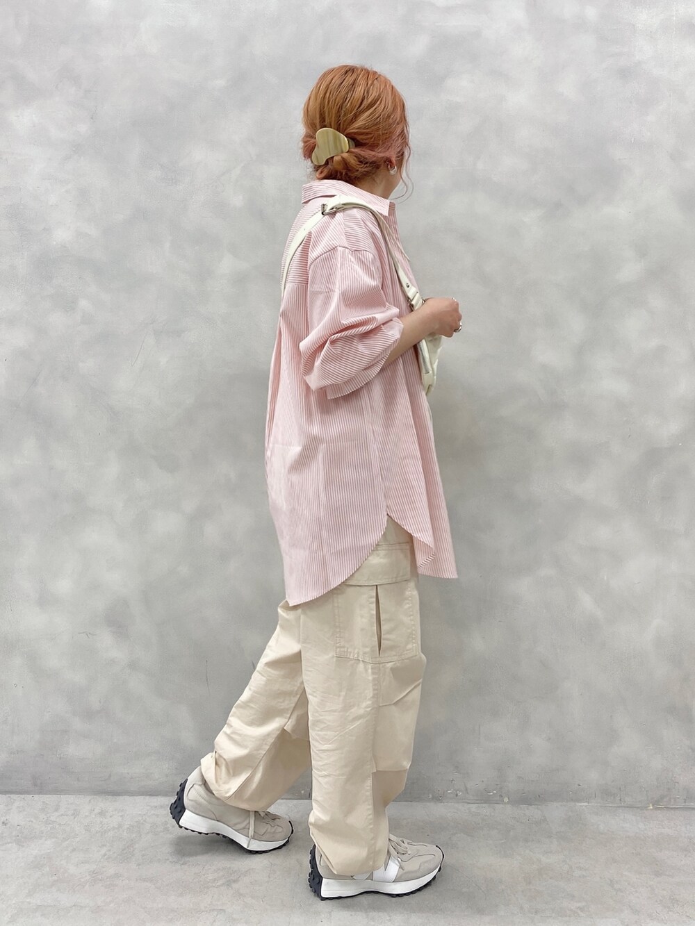 ピンク系のシャツ/ブラウス、ホワイト系のカーゴパンツ、ホワイト系のスニーカーを着用したレディースの春コーディネートの2枚目の写真