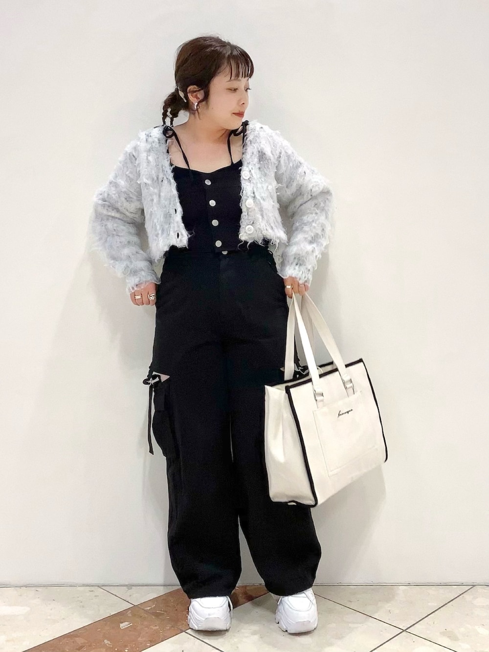 ベージュ系のカーディガン/ボレロ、ブラック系のキャミソール、ブラック系のカーゴパンツを着用したレディースの秋コーディネートの2枚目の写真