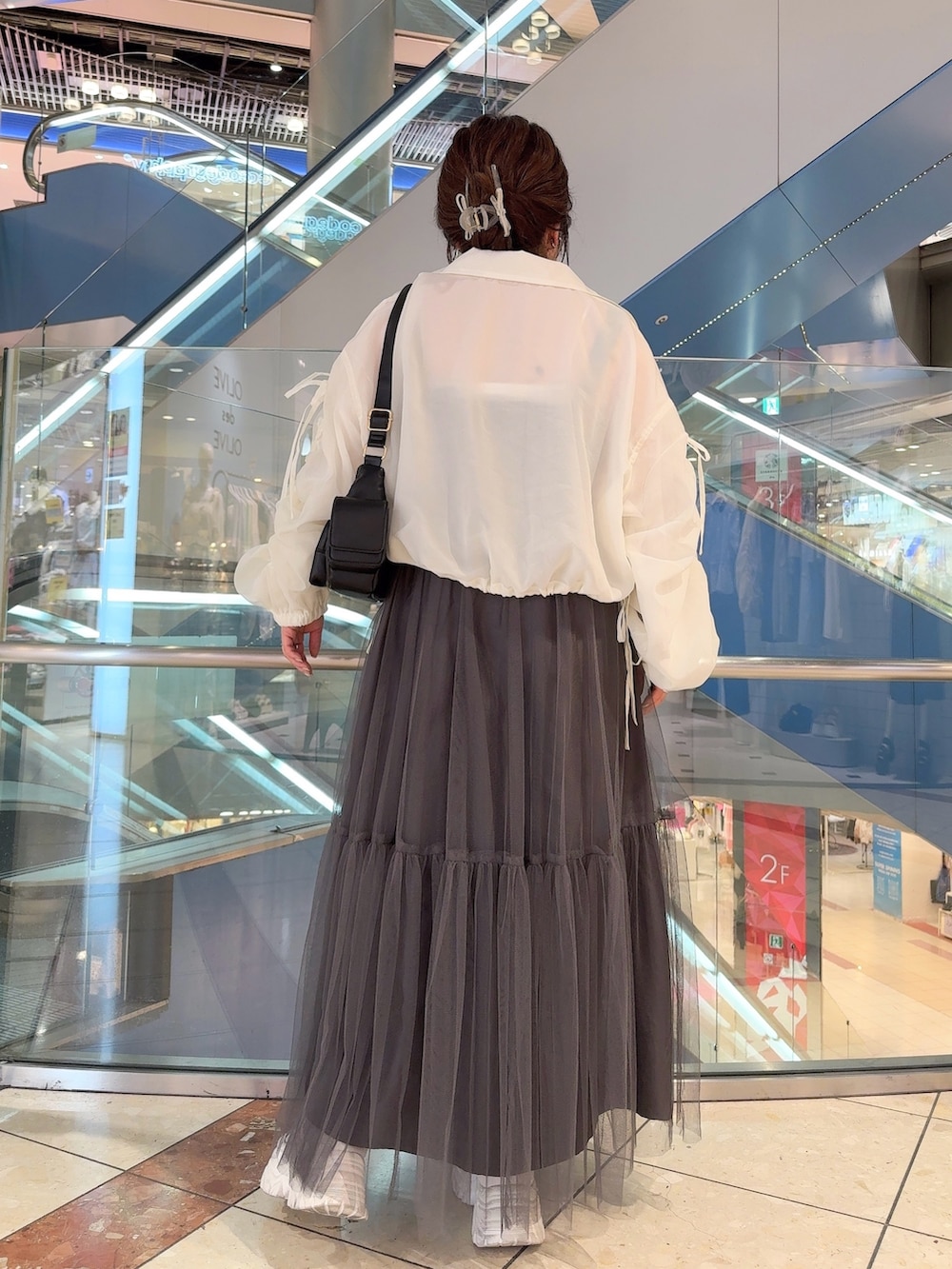 「OLIVE des OLIVE、オリーブ デ オリーブ(OLIVE des OLIVE)、ワンピース、デニム、スニーカー、スニーカーコーデ、きれいめカジュアル、春夏コーデ、低身長コーデ、低身長、キャミワンピ、ブルゾン、モノトーン、ショルダーバッグ、骨格ストレート」｜「OLIVE des OLIVEのリボンドロストシアブルゾン　1041070120（ブルゾン、ホワイト系）」を使った、ol_izmm_さん（レディース・153cm）の春コーディネートの4枚目の写真