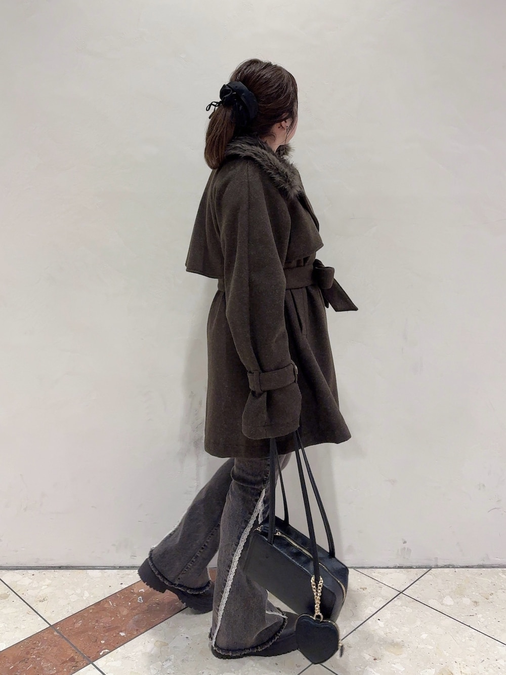 ブラウン系のその他アウター、ブラック系のデニムパンツ、ブラック系のショルダーバッグを着用したレディースの秋コーディネートの3枚目の写真