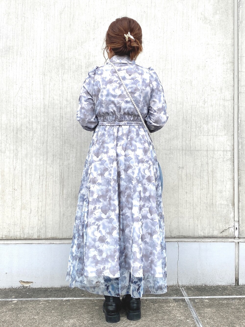 グレー系のワンピース、ブラック系のブーツ、ブルー系のその他雑貨を着用したレディースの秋コーディネートの3枚目の写真