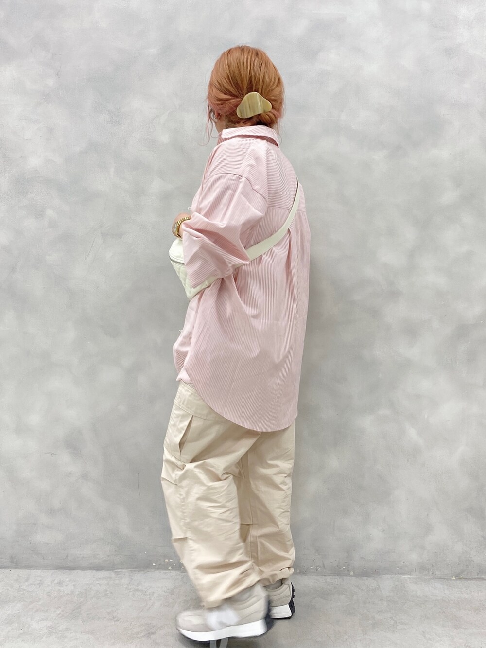 ピンク系のシャツ/ブラウス、ホワイト系のカーゴパンツ、ホワイト系のスニーカーを着用したレディースの春コーディネートの4枚目の写真