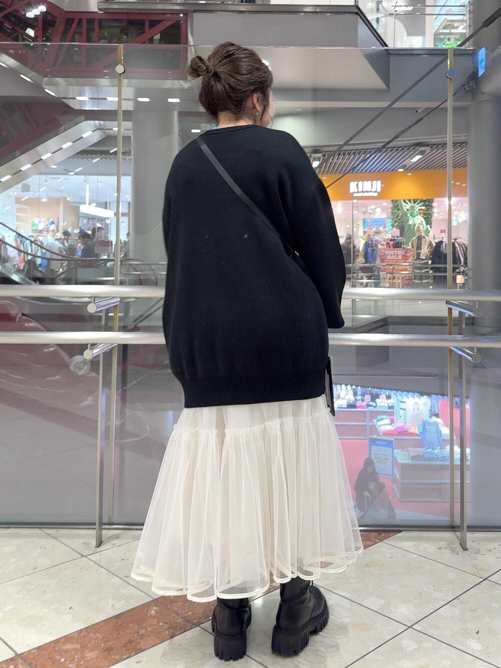 ブラック系のニット/セーター、ブラック系のショルダーバッグ、ブラック系のショルダーバッグを着用したレディースの冬コーディネートの5枚目の写真