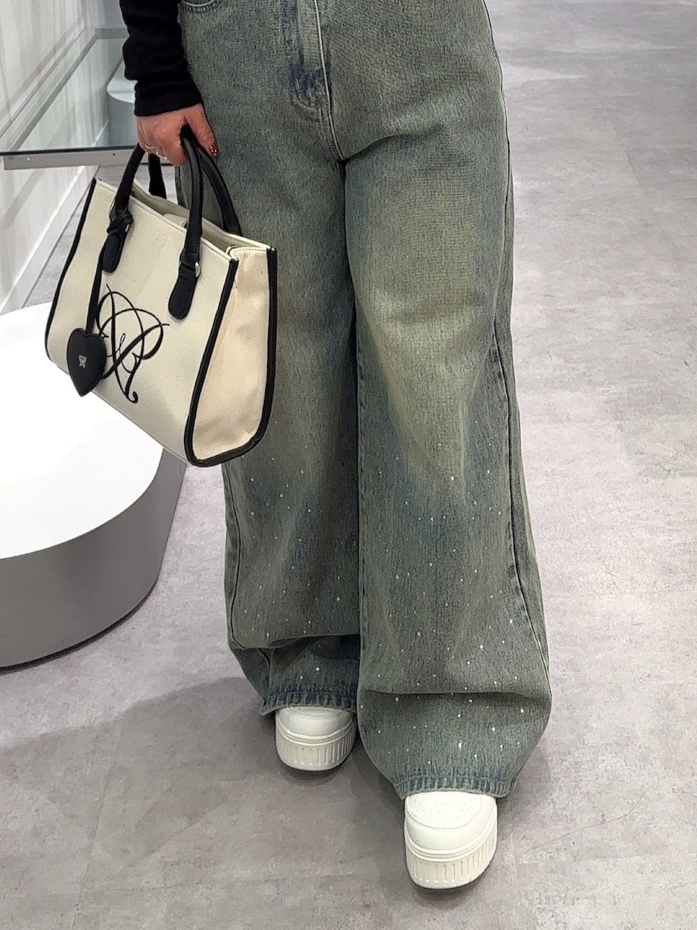 ブラック系のTシャツ/カットソー、ブルー系のその他パンツ、ホワイト系のトートバッグを着用したレディースの冬コーディネートの3枚目の写真