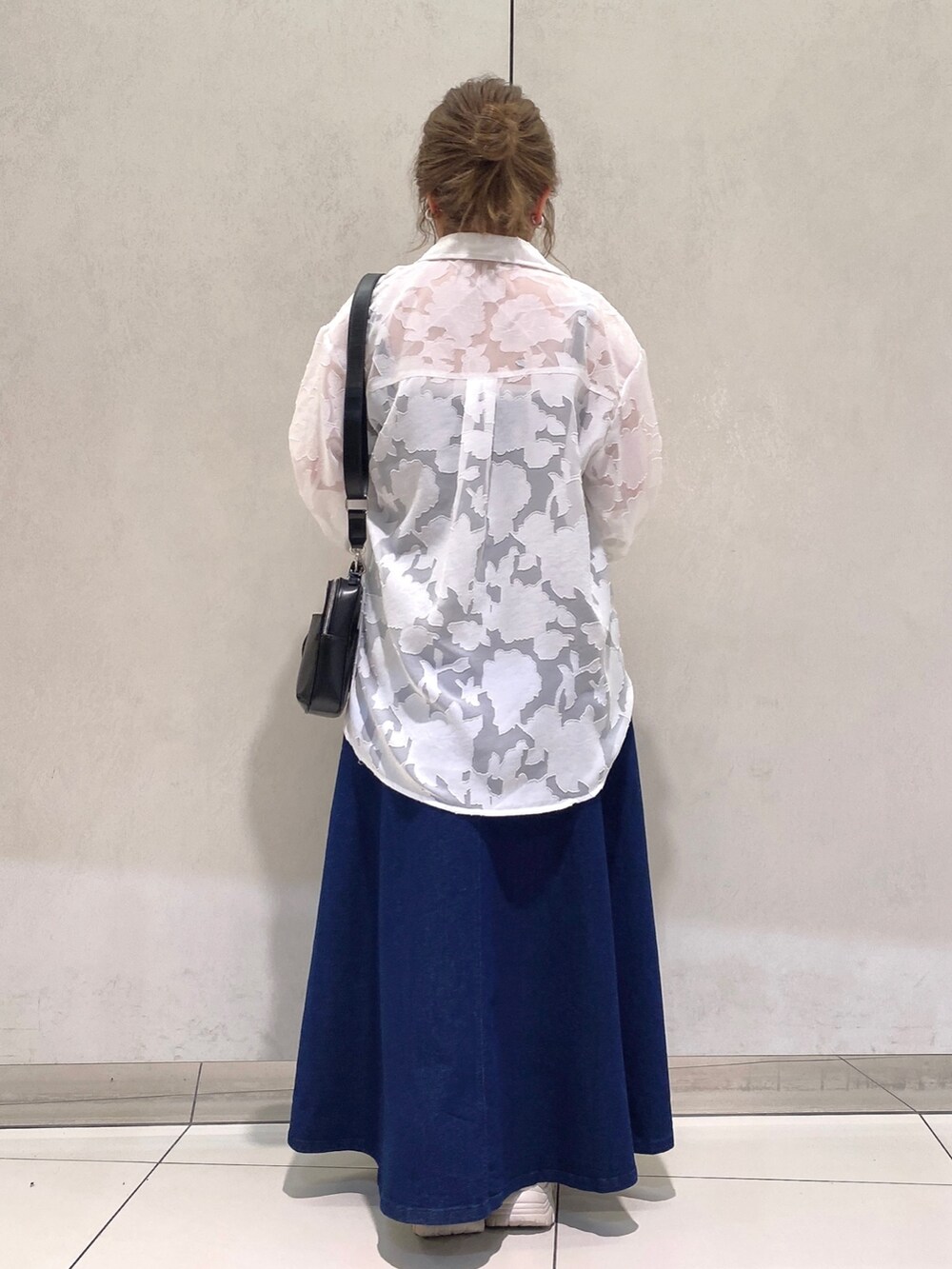 ブルー系のワンピース、ホワイト系のシャツ/ブラウス、ブラック系のショルダーバッグを着用したレディースの春コーディネートの4枚目の写真