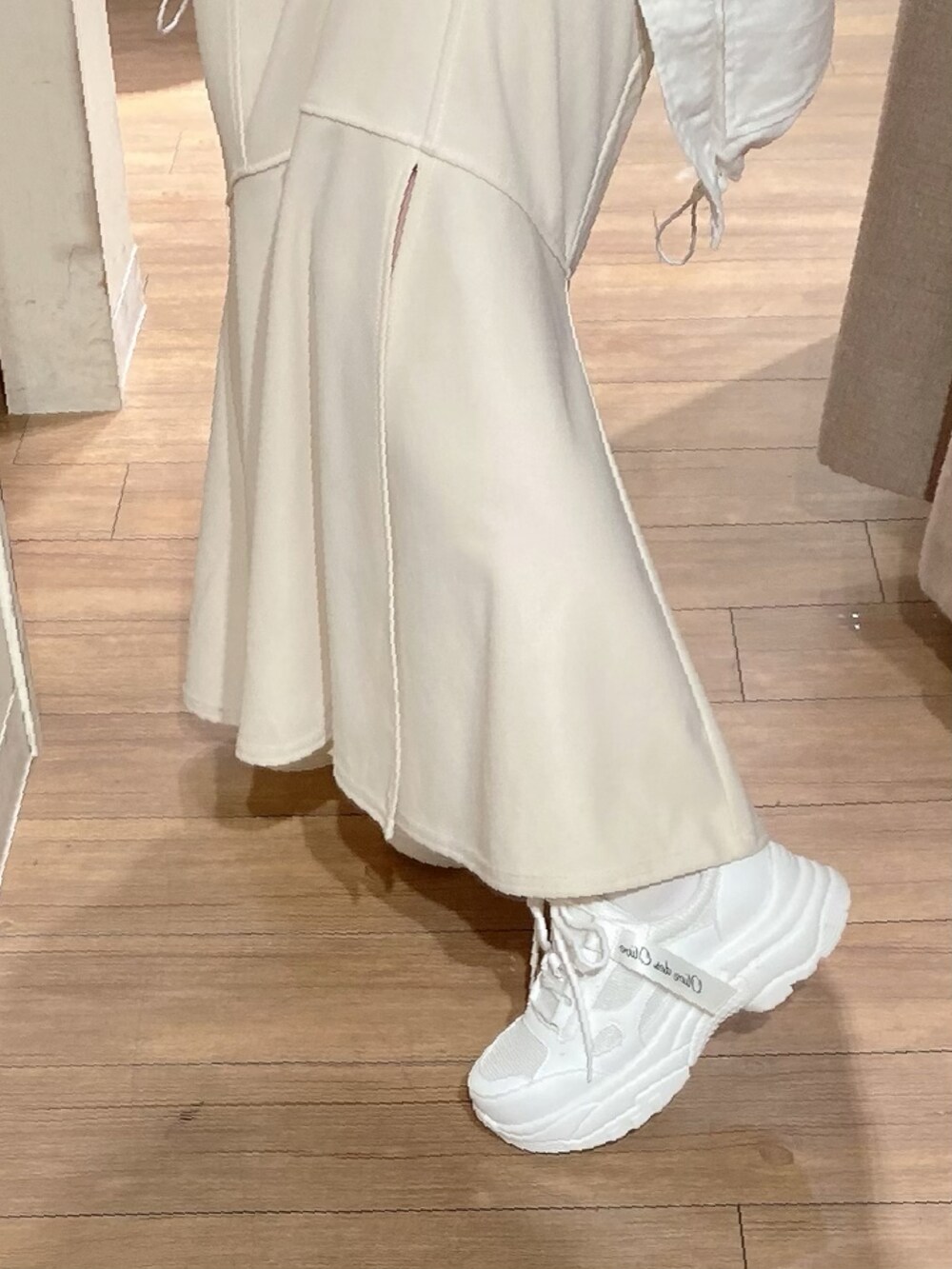 ホワイト系のスカート、ホワイト系のその他アウター、ホワイト系のTシャツ/カットソーを着用したレディースの春コーディネートの3枚目の写真