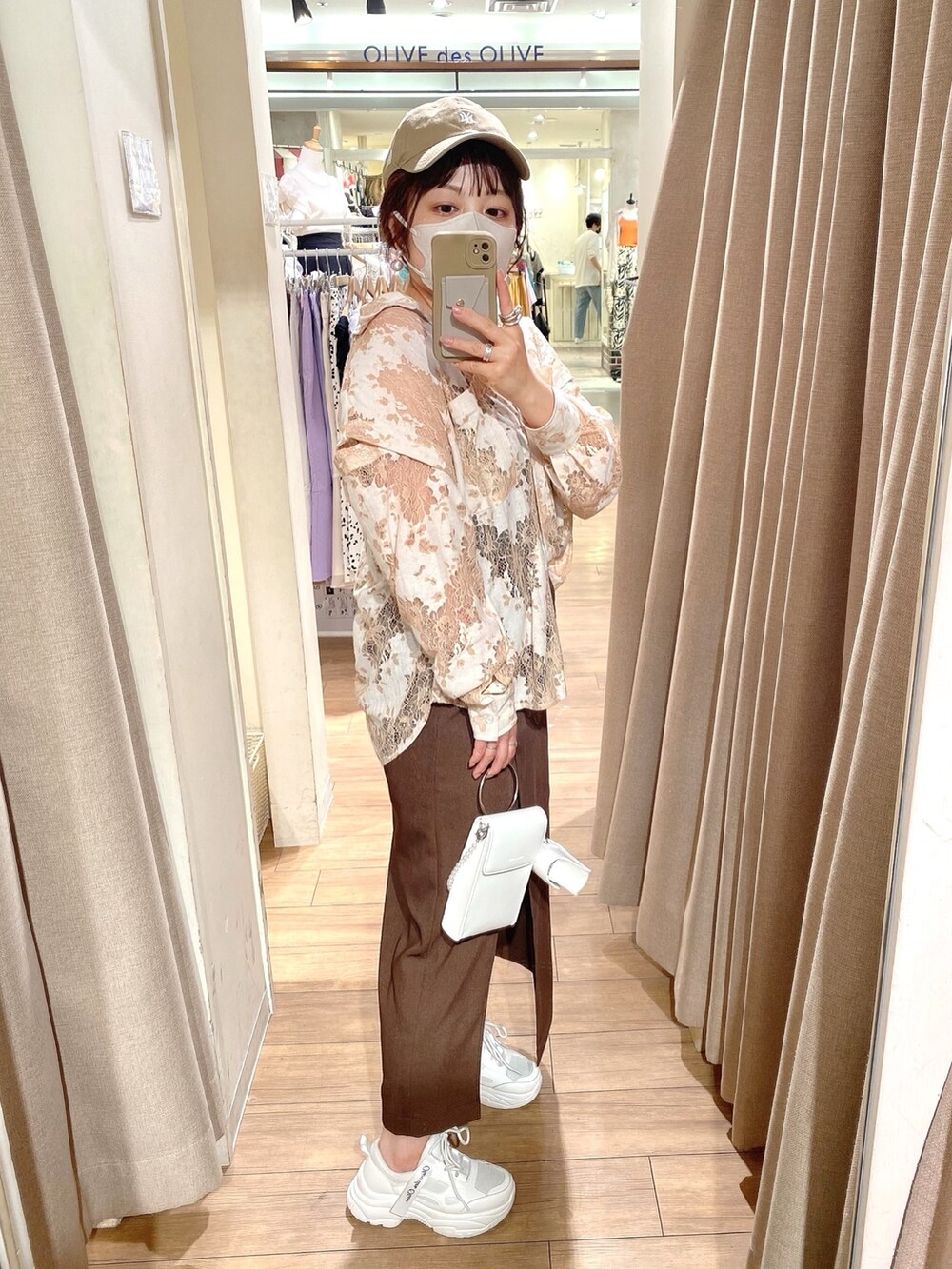 ベージュ系のシャツ/ブラウス、ブラウン系のスカート、ホワイト系のショルダーバッグを着用したレディースの夏コーディネートの2枚目の写真