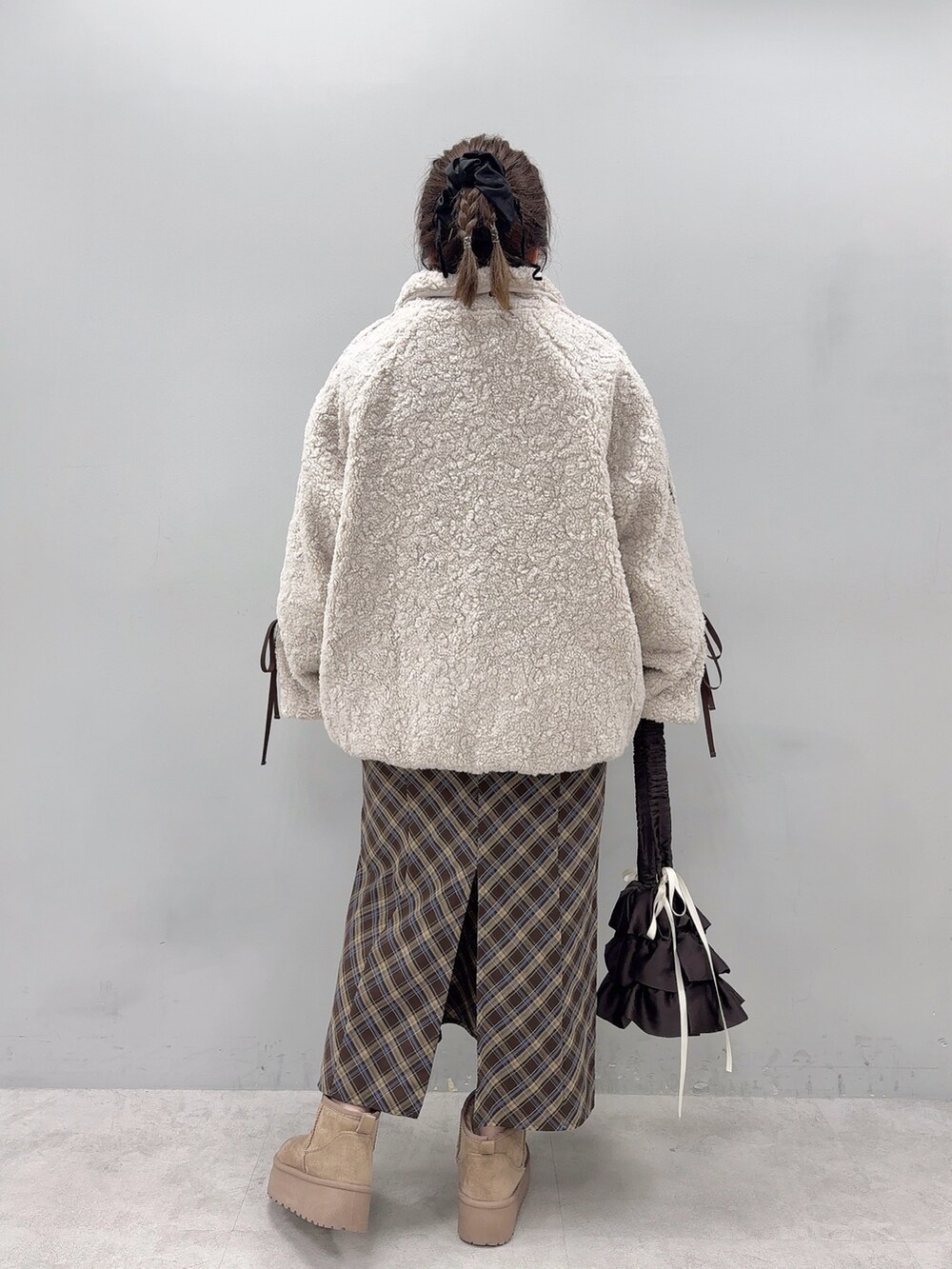 ベージュ系のブルゾン、ブラウン系のスカート、ベージュ系のその他シューズを着用したレディースの秋コーディネートの3枚目の写真