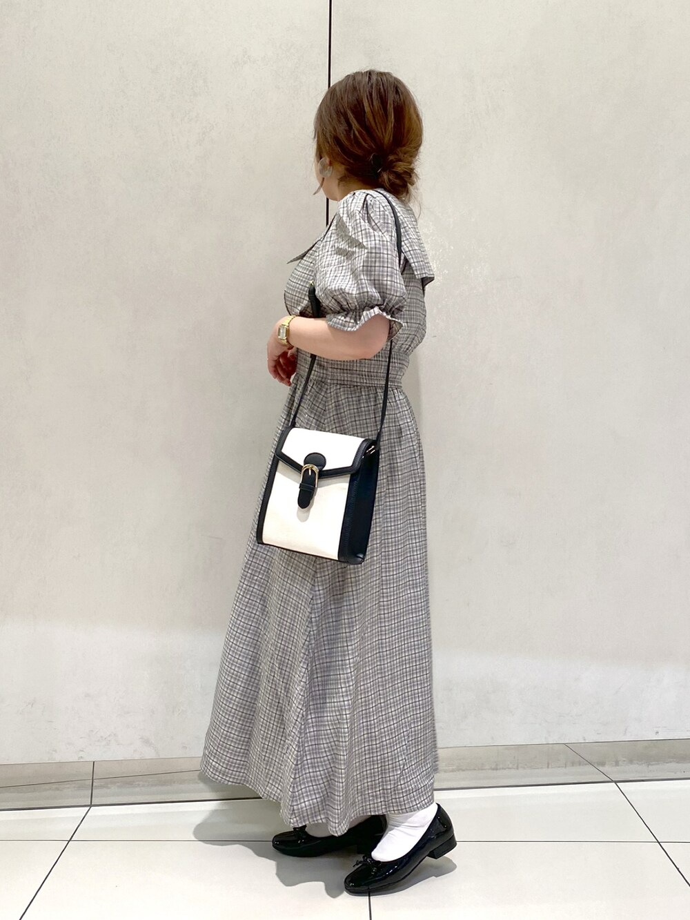 ブラック系のワンピース、ブラック系のショルダーバッグ、ブラック系のバレエシューズを着用したレディースの春コーディネートの2枚目の写真