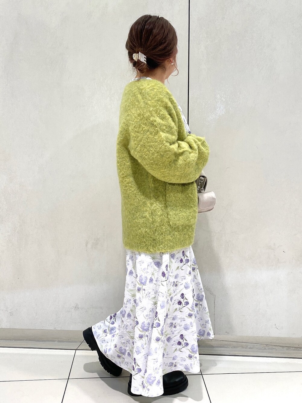 ホワイト系のワンピース、ブラック系のブーツ、ブラック系のショルダーバッグを着用したレディースの冬コーディネートの2枚目の写真