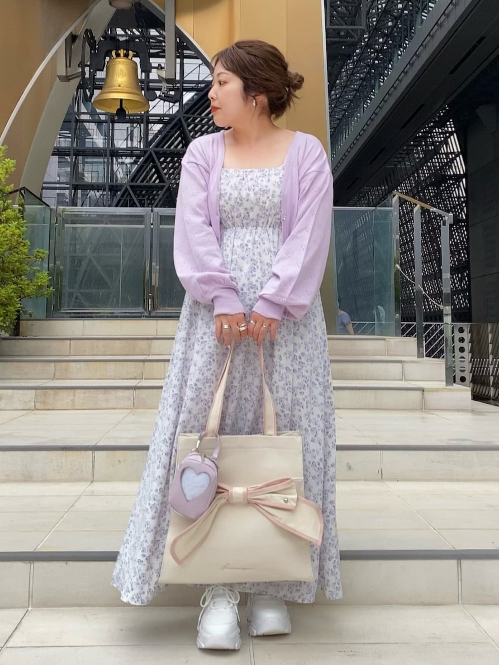 パープル系のカーディガン/ボレロ、パープル系のワンピース、ホワイト系のスニーカーを着用したレディースの夏コーディネートの3枚目の写真