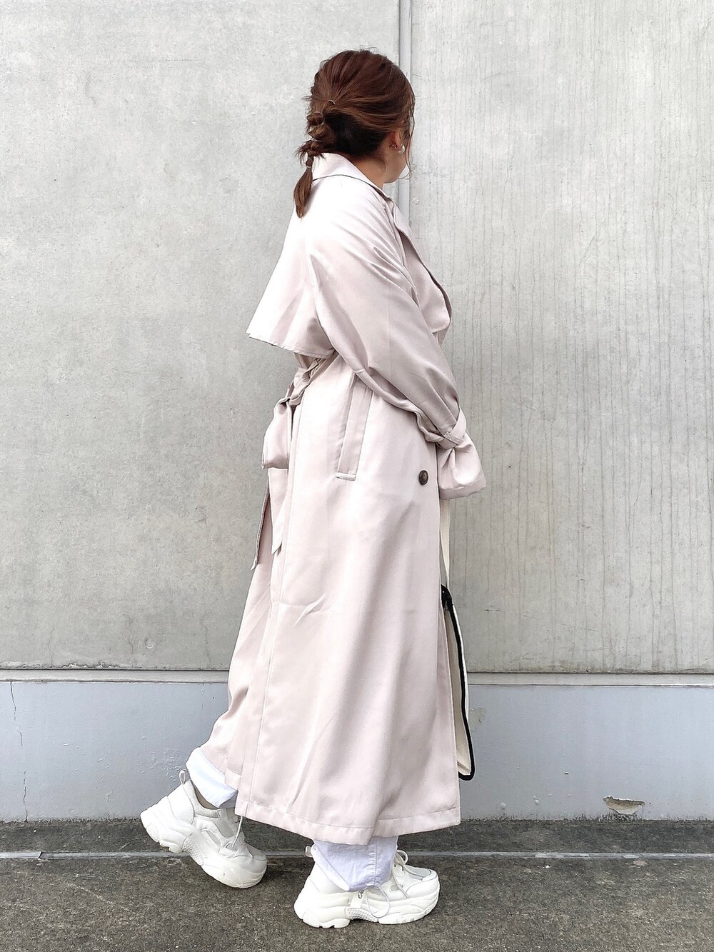 ブルー系のカーディガン/ボレロ、ベージュ系のトレンチコート、ブルー系のキャミソールを着用したレディースの冬コーディネートの2枚目の写真