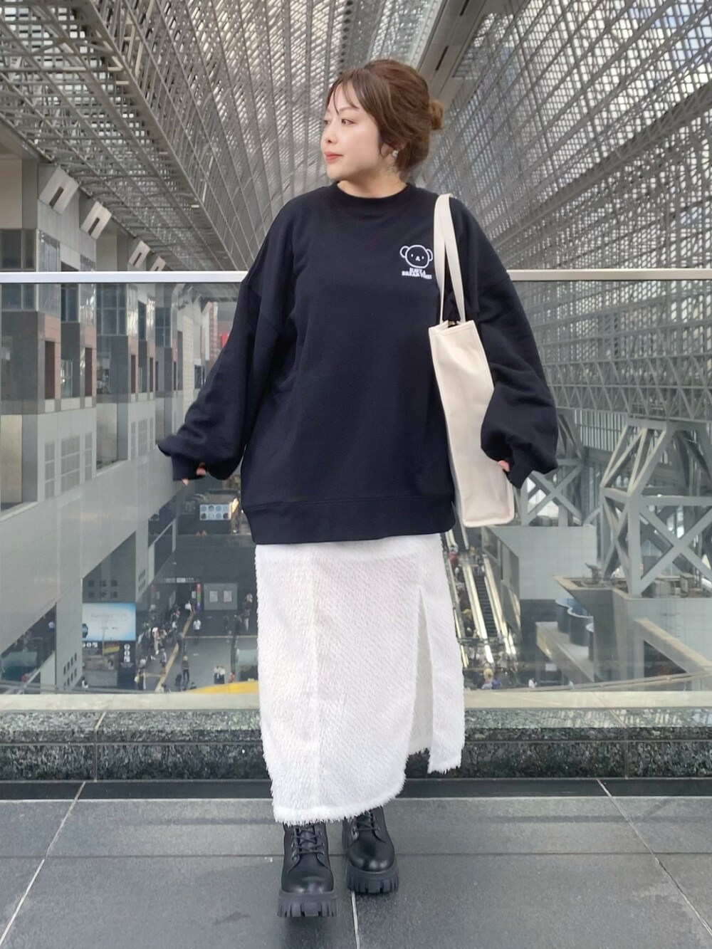 ブラック系のスウェット、ブラウン系のトートバッグを着用したレディースの夏コーディネートの3枚目の写真