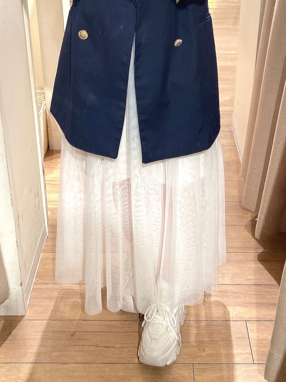 ブルー系のテーラードジャケット、ホワイト系のTシャツ/カットソー、ホワイト系のスカートを着用したレディースの春コーディネートの2枚目の写真