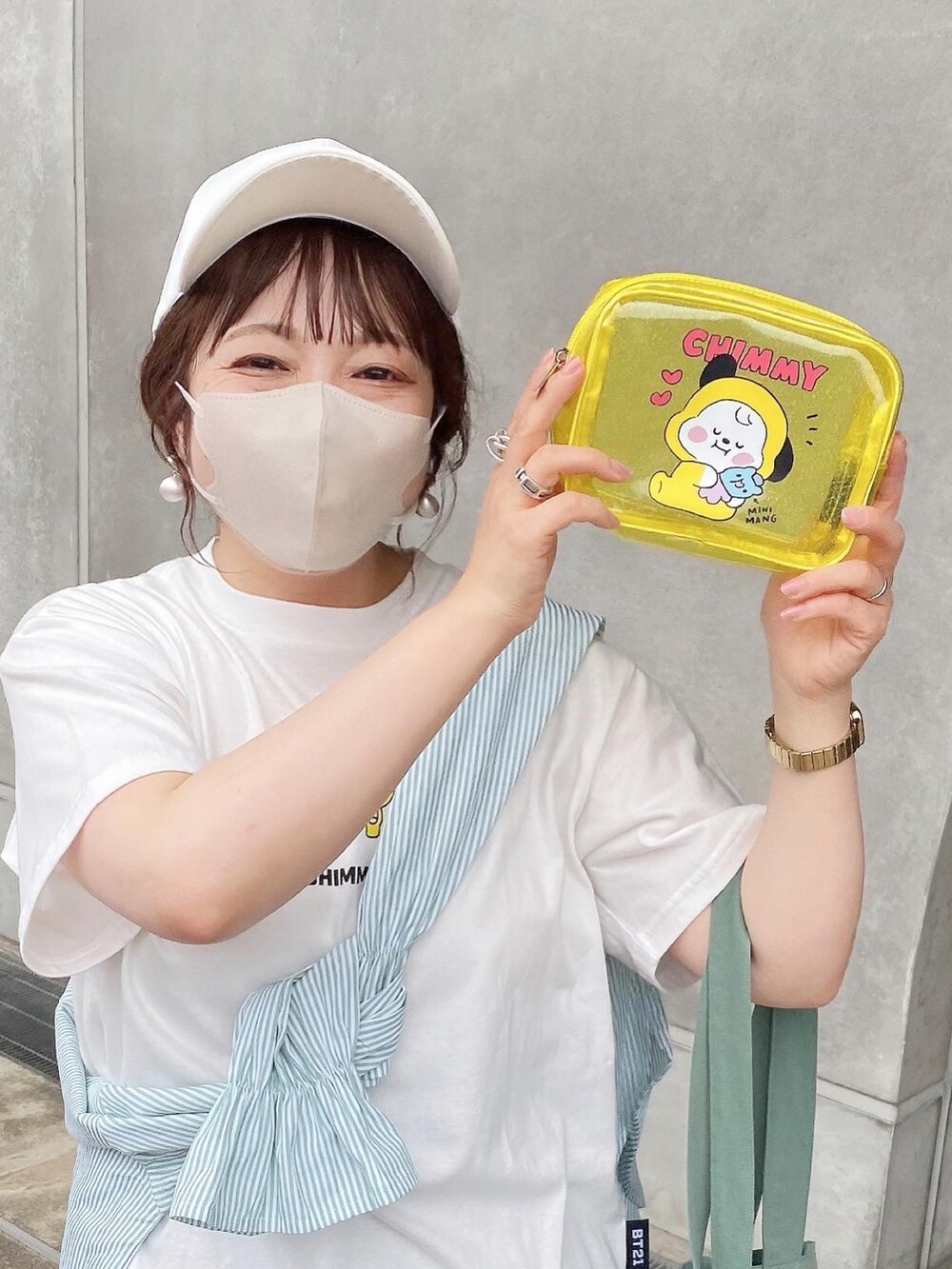 イエロー系のTシャツ/カットソー、ブラック系のスカート、ベージュ系のスニーカーを着用したレディースの夏コーディネートの5枚目の写真