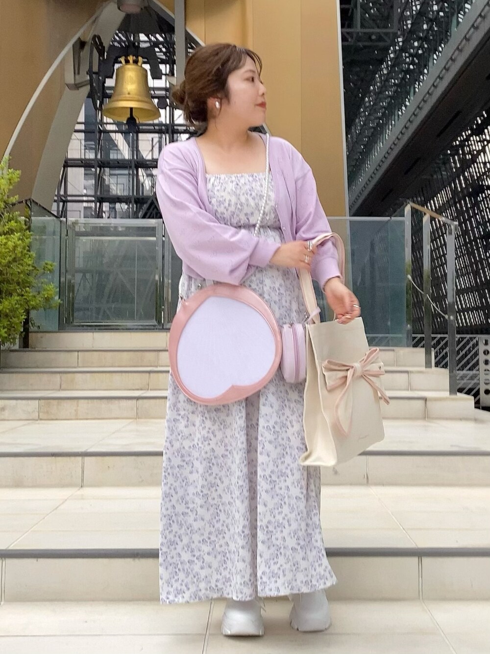 パープル系のカーディガン/ボレロ、パープル系のワンピース、ホワイト系のスニーカーを着用したレディースの夏コーディネートの2枚目の写真