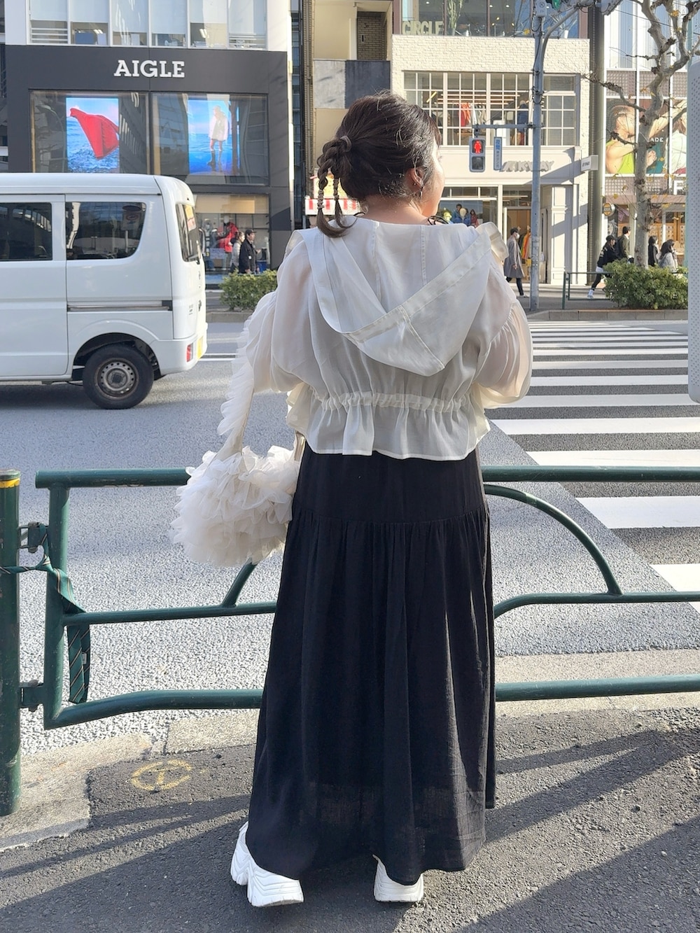 ホワイト系のジャケット/アウター、ブラック系のワンピース、ホワイト系のショルダーバッグを着用したレディースの春コーディネートの3枚目の写真