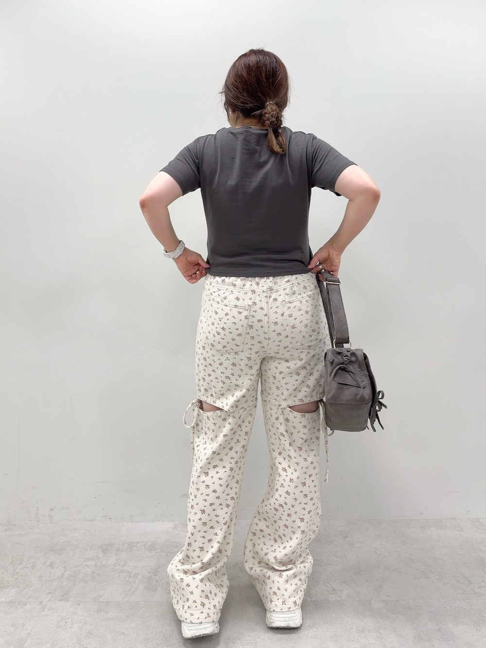 グレー系のTシャツ/カットソー、その他のその他パンツ、ブラック系のショルダーバッグを着用したレディースの夏コーディネートの3枚目の写真