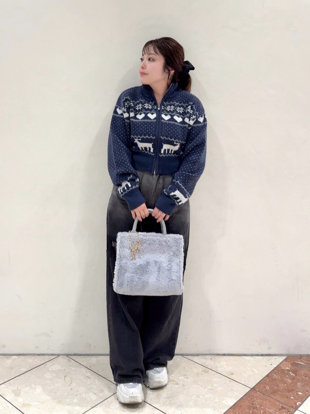 ブルー系のカーディガン/ボレロ、ブラック系のデニムパンツ、ホワイト系のスニーカーを着用したレディースの秋コーディネートの2枚目の写真