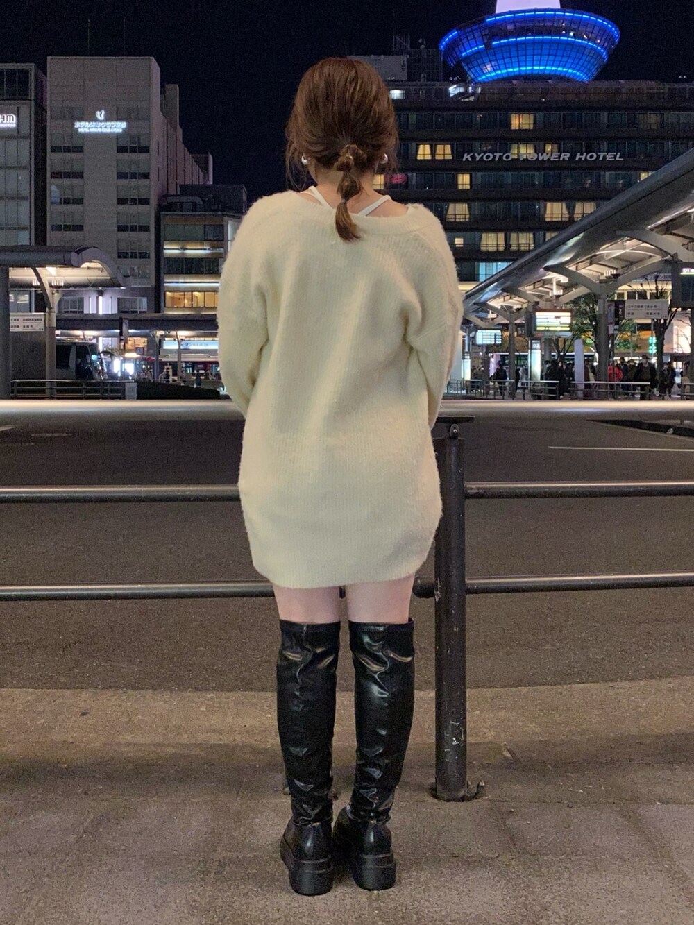 ベージュ系のカーディガン/ボレロ、ホワイト系のTシャツ/カットソー、ブラック系のブーツを着用したレディースの秋コーディネートの4枚目の写真