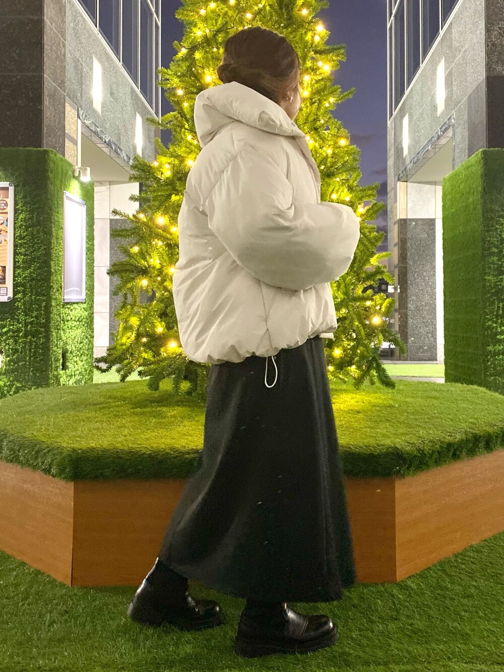 ホワイト系のダウンジャケット/コート、パープル系のカーディガン/ボレロ、ブラック系のニット/セーターを着用したレディースの冬コーディネートの3枚目の写真