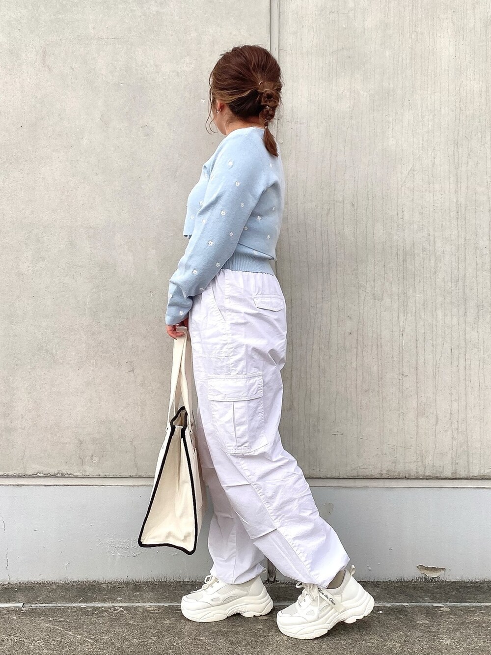 ブルー系のカーディガン/ボレロ、ブルー系のキャミソール、ホワイト系のカーゴパンツを着用したレディースの冬コーディネートの2枚目の写真