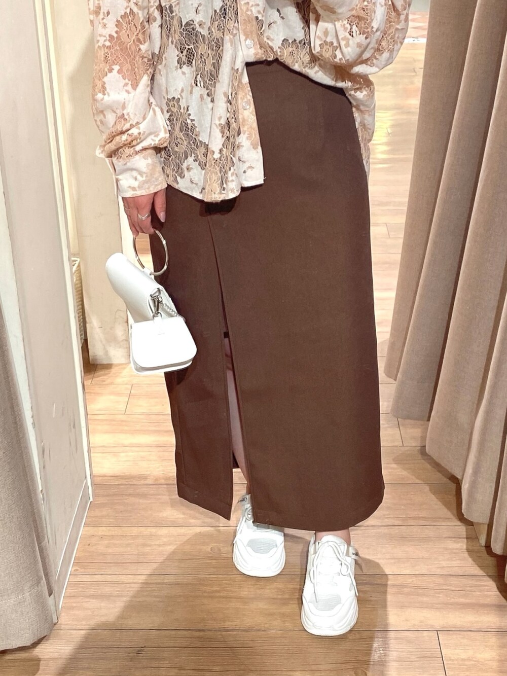 ベージュ系のシャツ/ブラウス、ブラウン系のスカート、ホワイト系のショルダーバッグを着用したレディースの夏コーディネートの4枚目の写真