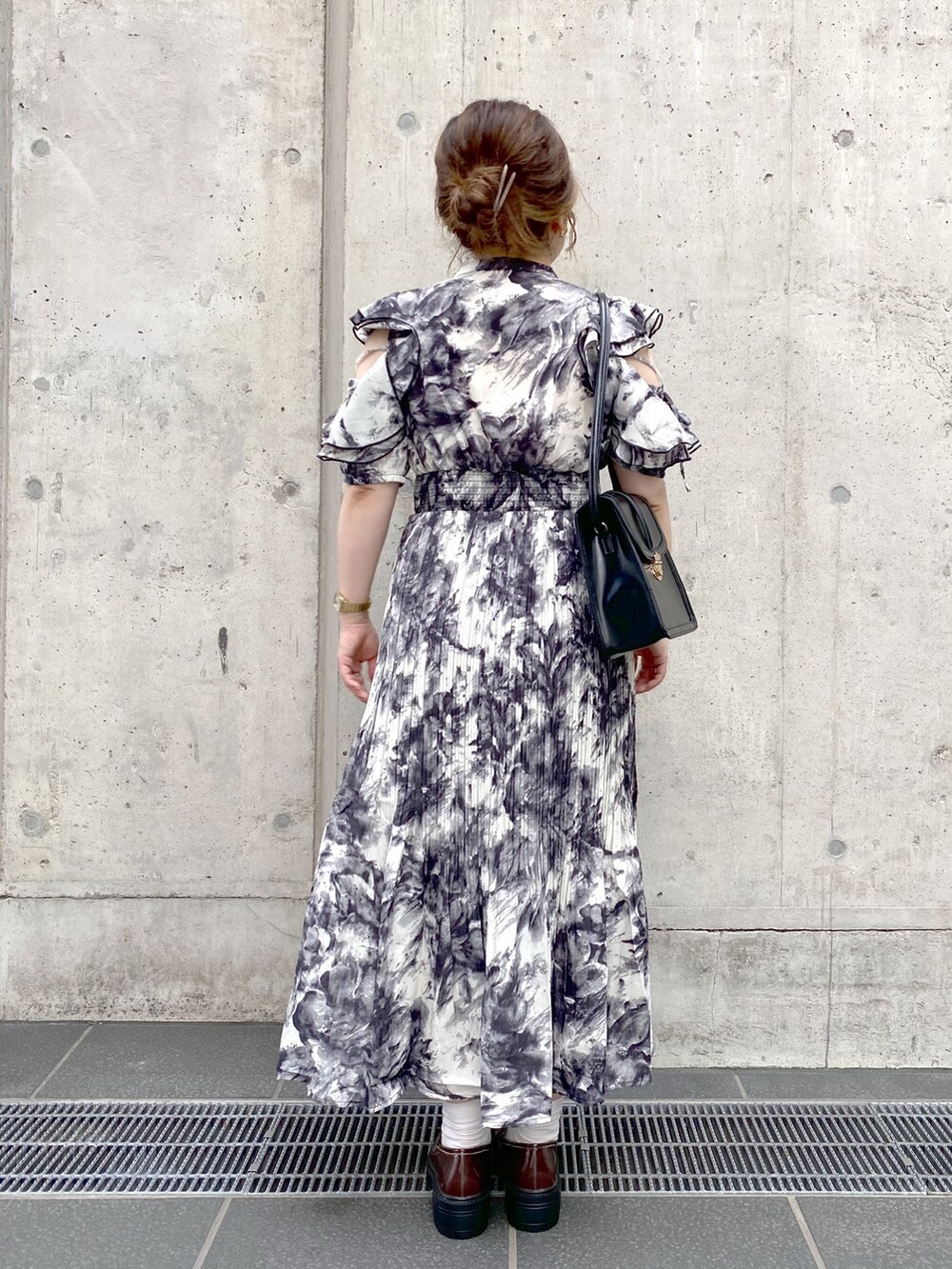 「OLIVE des OLIVE、オリーブ デ オリーブ(OLIVE des OLIVE)、モノトーン、ワンピース、ロングワンピース、秋服準備はじめました、ローファー、大人コーデ、ショルダーバッグ、ミニバッグ、肌見せ、低身長、低身長コーデ、低身長女子、モノトーンコーデ」｜「OLIVE des OLIVEのラッフル肩あきプリーツワンピース（ワンピース、ホワイト系）」を使った、ol_izmm_さん（レディース・153cm）の夏コーディネートの3枚目の写真