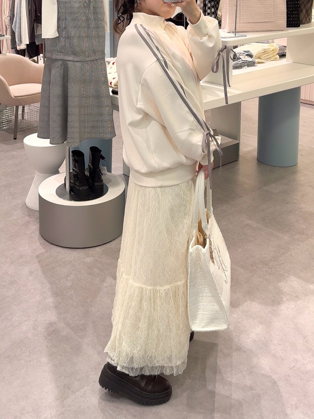 「オリーブ デ オリーブ(OLIVE des OLIVE)、OLIVE des OLIVE、トラックジャケット、秋コーデ、お出かけコーデ、スポーツミックス、ブーツ、ショートブーツ、ロンクスカート、レーススカート、トートバッグ、淡色コーデ、ホワイトコーデ、低身長、低身長コーデ」｜「OLIVE des OLIVEの袖リボントラックジャケット（ジャージ、ホワイト系）」を使った、ol_izmm_さん（レディース・153cm）の秋コーディネートの3枚目の写真