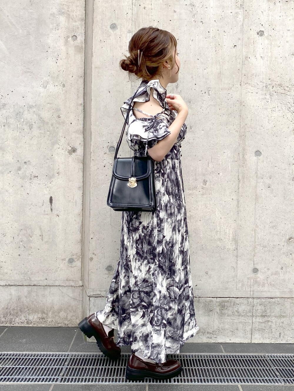 「OLIVE des OLIVE、オリーブ デ オリーブ(OLIVE des OLIVE)、モノトーン、ワンピース、ロングワンピース、秋服準備はじめました、ローファー、大人コーデ、ショルダーバッグ、ミニバッグ、肌見せ、低身長、低身長コーデ、低身長女子、モノトーンコーデ」｜「OLIVE des OLIVEのラッフル肩あきプリーツワンピース（ワンピース、ホワイト系）」を使った、ol_izmm_さん（レディース・153cm）の夏コーディネートの2枚目の写真
