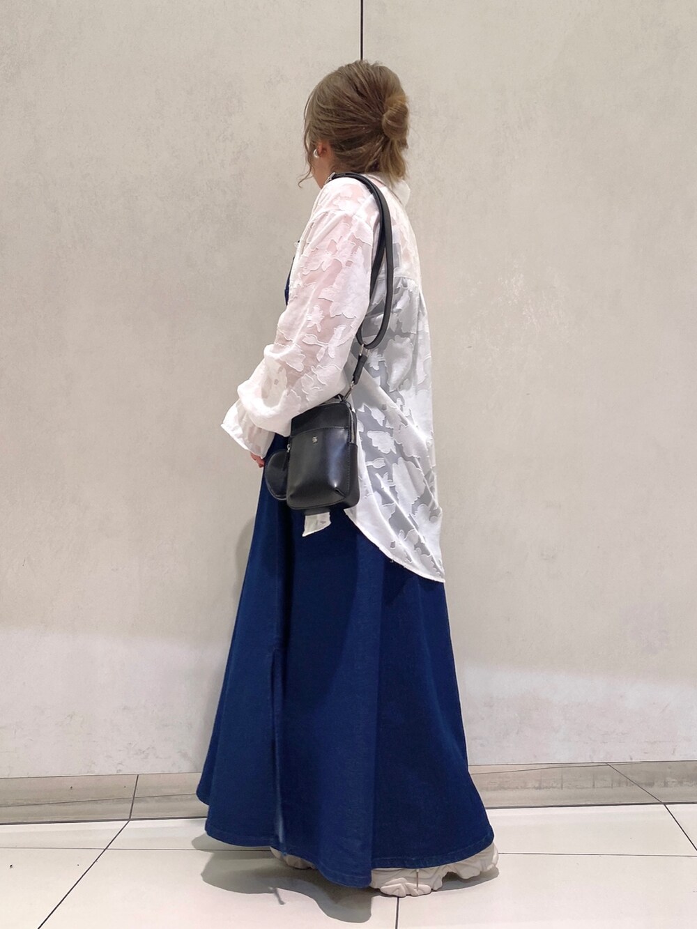 ブルー系のワンピース、ホワイト系のシャツ/ブラウス、ブラック系のショルダーバッグを着用したレディースの春コーディネートの3枚目の写真