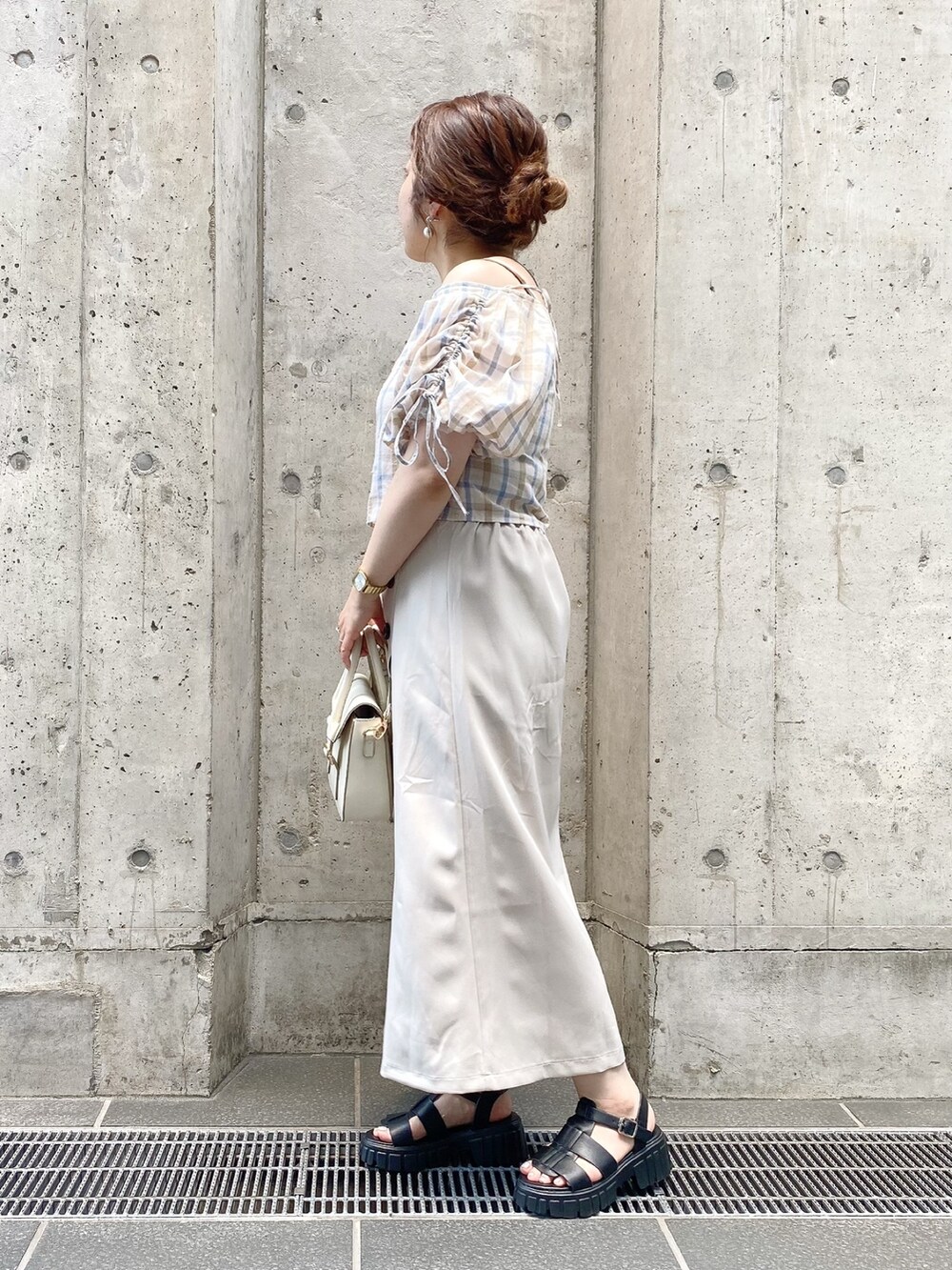 ベージュ系のシャツ/ブラウス、ホワイト系のショルダーバッグ、ベージュ系のスカートを着用したレディースの夏コーディネートの2枚目の写真